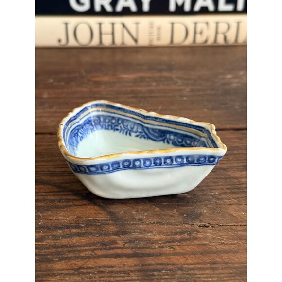 Antique Chinese Export Blue and White Porcelain Dish Irregular Shape - Picture 2 of 4